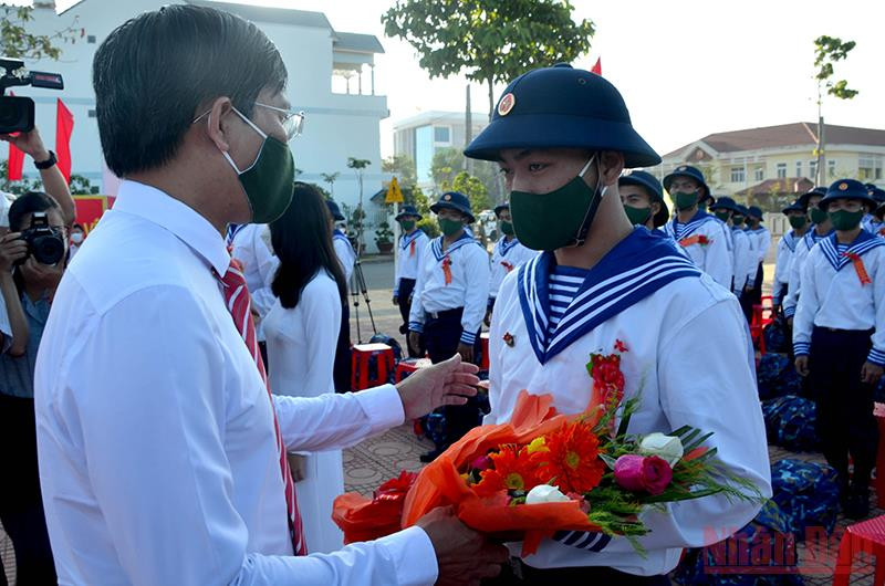 Chủ tịch UBND tỉnh Bình Thuận Lê Tuấn Phong tặng hoa, động viên và dặn dò chiến sĩ mới tại Lễ giao nhận quân năm 2022 của TP Phan Thiết (Bình Thuận). (Ảnh: ĐÌNH CHÂU) Hơn 1.600 thanh niên Bình Thuận lên đường nhập ngũ năm 2022 -0