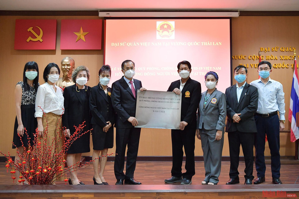 Đại sứ Phan Chí Thành trao số tiền Quỹ phòng, chống dịch Covid-19 Việt Nam hỗ trợ bà con Việt kiều tại Thái Lan. Kiều bào Việt Nam tại Thái Lan ủng hộ Quỹ vaccine Việt Nam -0