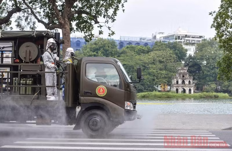 Hà Nội tiến hành phun khử khuẩn trên diện rộng