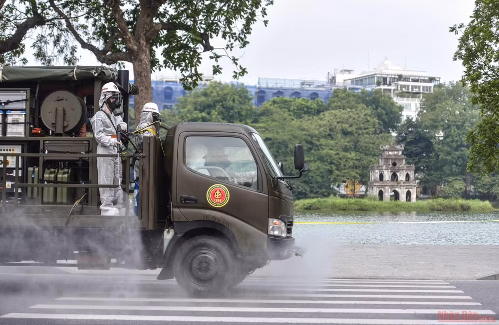 Hà Nội tiến hành phun khử khuẩn trên diện rộng -0