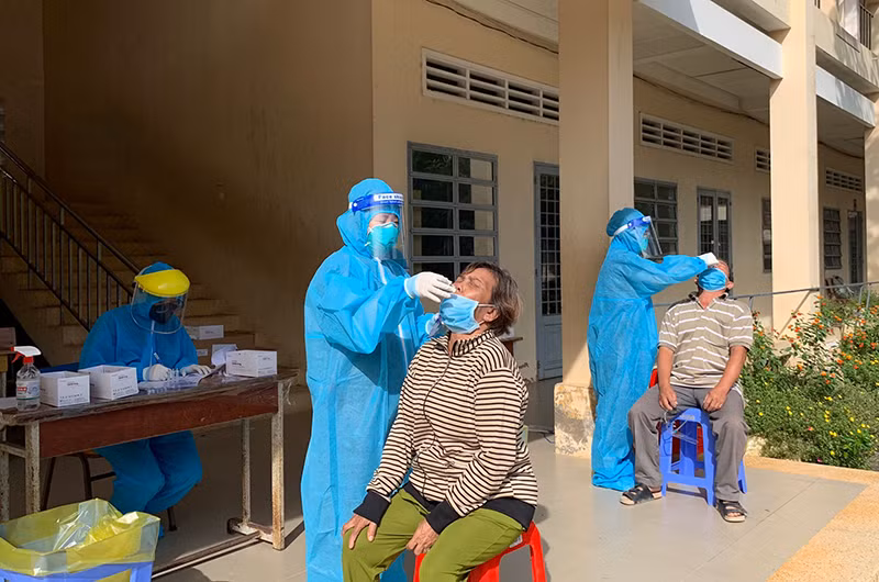 Lấy mẫu xét nghiệm sàng lọc Covid-19 cộng đồng ở xã Tân Thới, huyện Phong Điền, TP Cần Thơ.
