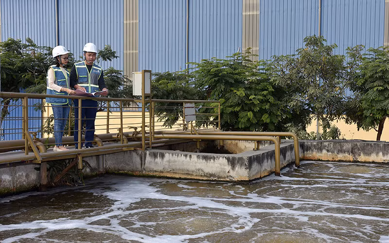 Kỹ sư Nhà máy xử lý nước thải tập trung, khu công nghiệp Nam Cầu Kiền (Hải Phòng) kiểm tra và vận hành thiết bị.Ảnh: KHÁNH AN