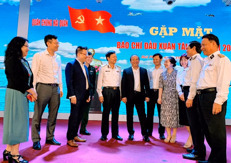 Lãnh đạo Bộ Tư lệnh Hải quân trao đổi với phóng viên báo chí và các cơ quan liên quan.