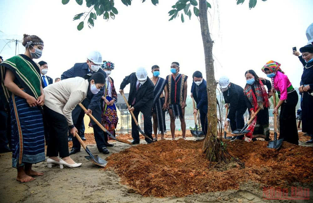 Chủ tịch nước Nguyễn Xuân Phúc cùng các đại biểu trồng cây tại Làng Văn hóa-Du lịch các dân tộc Việt Nam. (Ảnh: THÀNH ĐẠT) Lan tỏa những vẻ đẹp đặc sắc của văn hóa các dân tộc trong cuộc sống -0