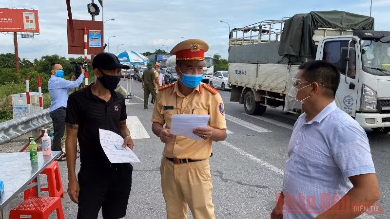 Thiếu tá Phạm Văn Thuân phát hiện trường hợp dùng giấy xét nghiệm của người khác để qua mắt lực lượng chức năng.