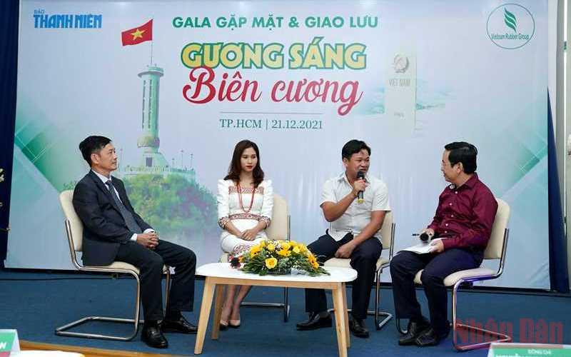 Ban tổ chức giao lưu với các gương sáng biên cương.