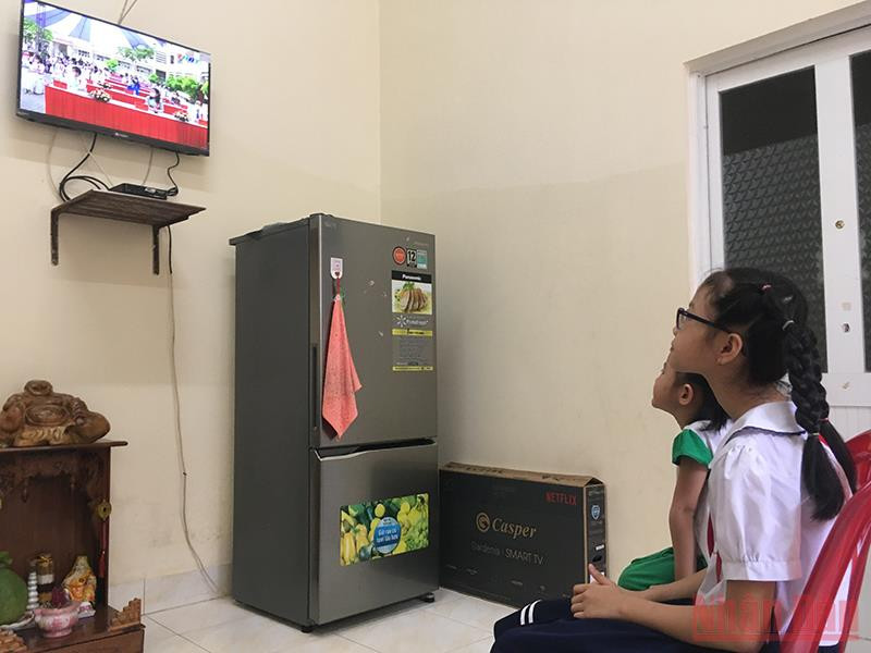 Học sinh theo dõi khai giảng năm học mới qua sóng truyền hình. Bến Tre khai giảng năm học mới qua truyền hình -0