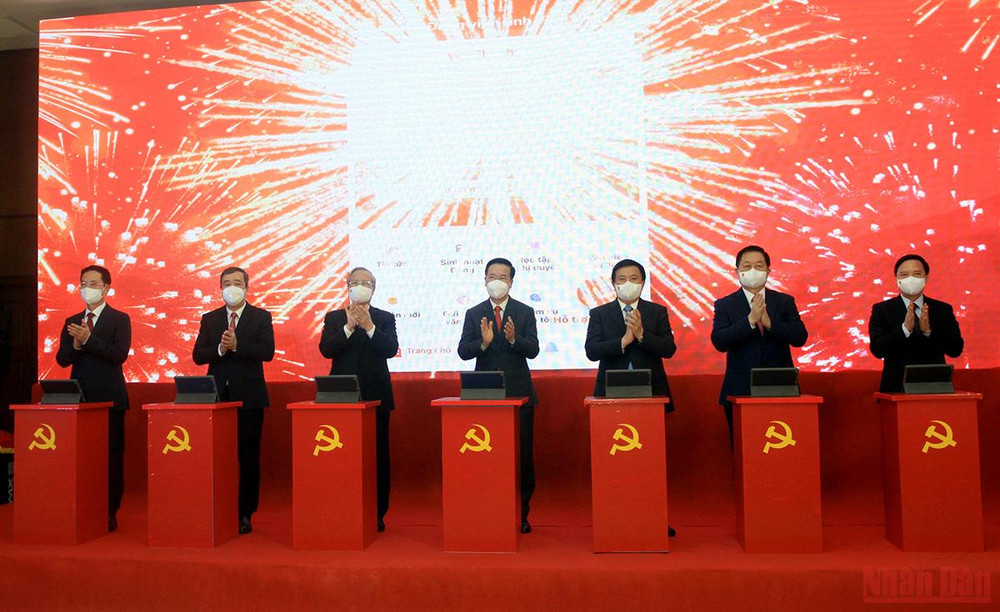 Các đại biểu dự Lễ kỷ niệm nhấn nút khai trương “Sổ tay đảng viên điện tử”. (Ảnh: ANH TÚ) Thái Bình cần tiếp tục xây dựng, nhân rộng những mô hình hay, cách làm hiệu quả trong học tập và làm theo tư tưởng, đạo đức, phong cách Hồ Chí Minh -0