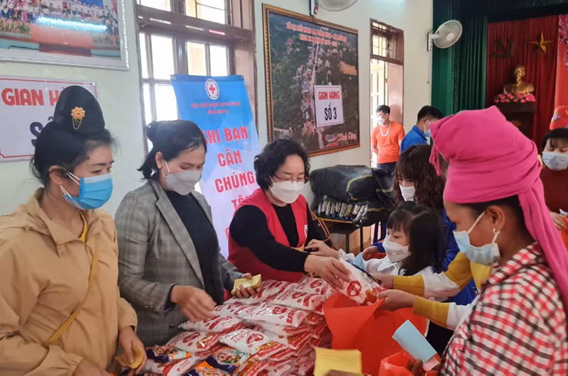 Phiên “Chợ nhân đạo” với những nhu yếu phẩm thiết yếu hỗ trợ các hộ nghèo trong dịp Tết.
