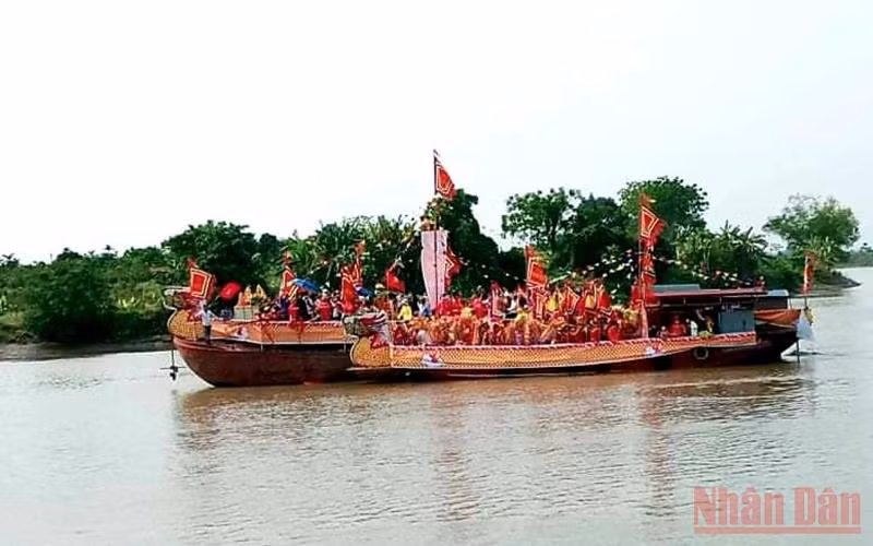 Thuyền rồng chở các cụ cao niên trong làng.