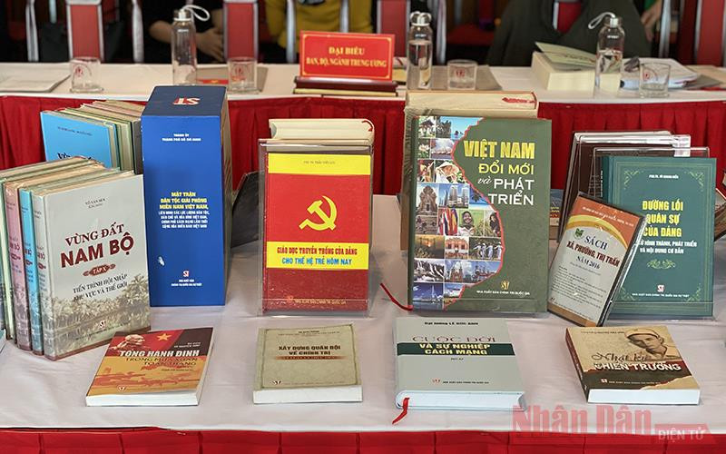 Trưng bày, giới thiệu ấn phẩm sách của NXB Chính trị quốc gia Sự thật tại hội thảo. Nâng cao chất lượng và hiệu quả hoạt động công tác xuất bản, phát hành sách lý luận, chính trị trong tình hình mới -0