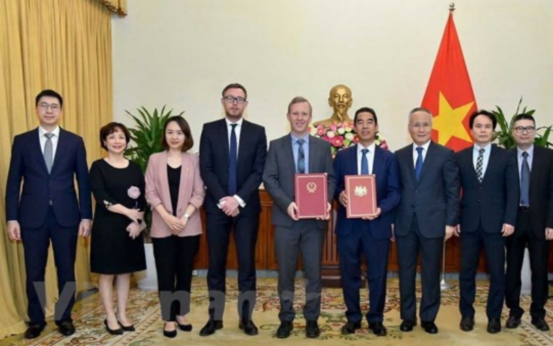 Đại diện Việt Nam và Anh trao công hàm khẳng định ngày có hiệu lực của hiệp định UKVFTA. (Ảnh: Vietnam+) Đại sứ Anh Gareth Ward ấn tượng với cam kết của Việt Nam tại COP26 -0