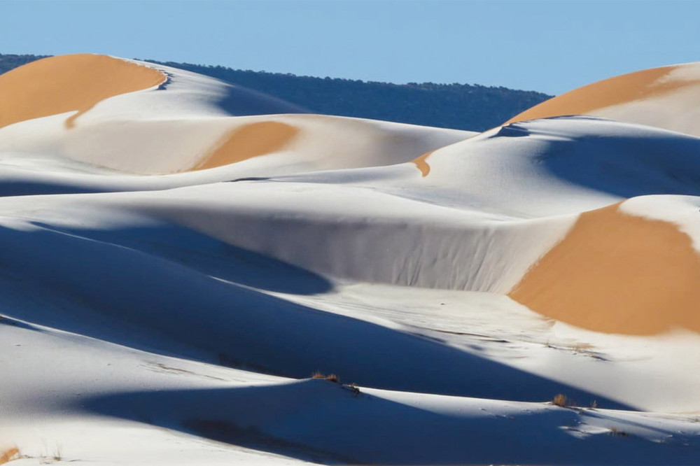 Băng tuyết bao phủ ở sa mạc Sahara gần thị trấn Ain Sefra của Algeria, ngày 13-1. Ảnh: Bav Media. Tuyết rơi hiếm hoi ở sa mạc Sahara -0