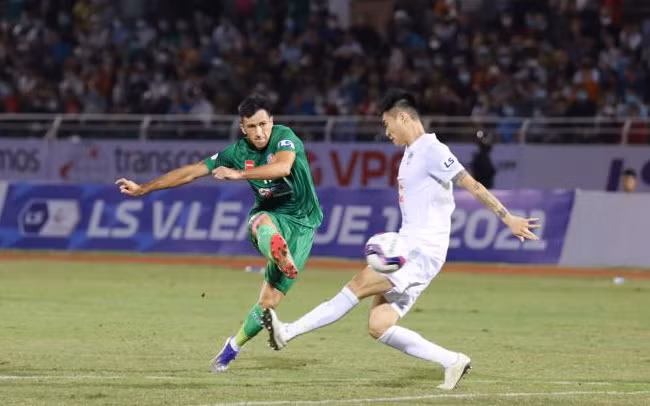 Đỗ Merlo ghi bàn sau khi cướp bóng của cầu thủ HAGL. Ảnh: VTC.vn 