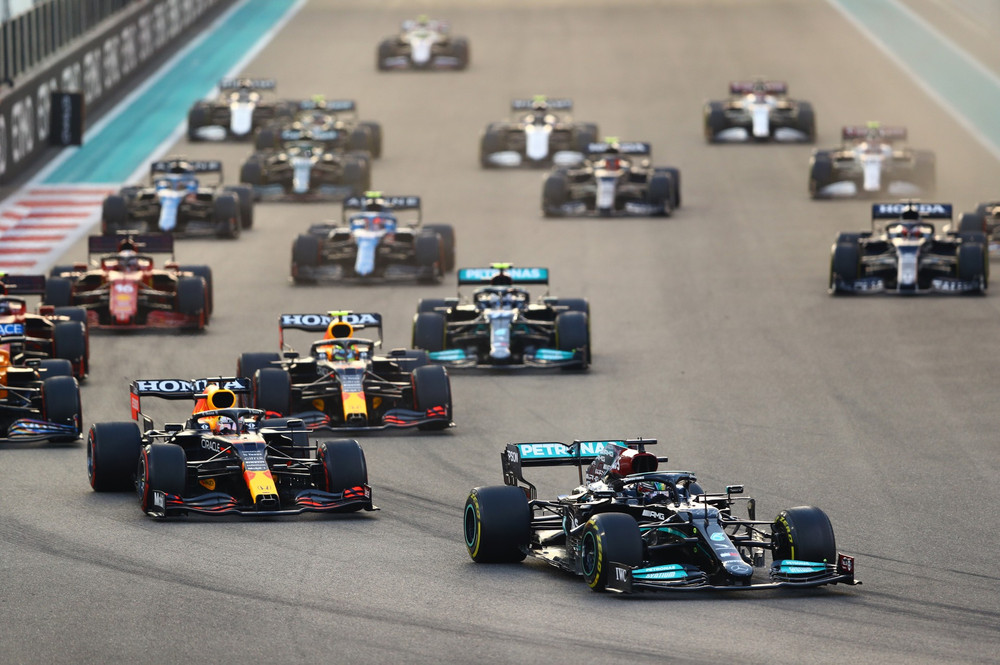 Lợi thế giành pole của Verstappen bị xóa bỏ sau cú đạp ga bứt phá của Hamilton. Vị vua mới của đường đua F1 -0