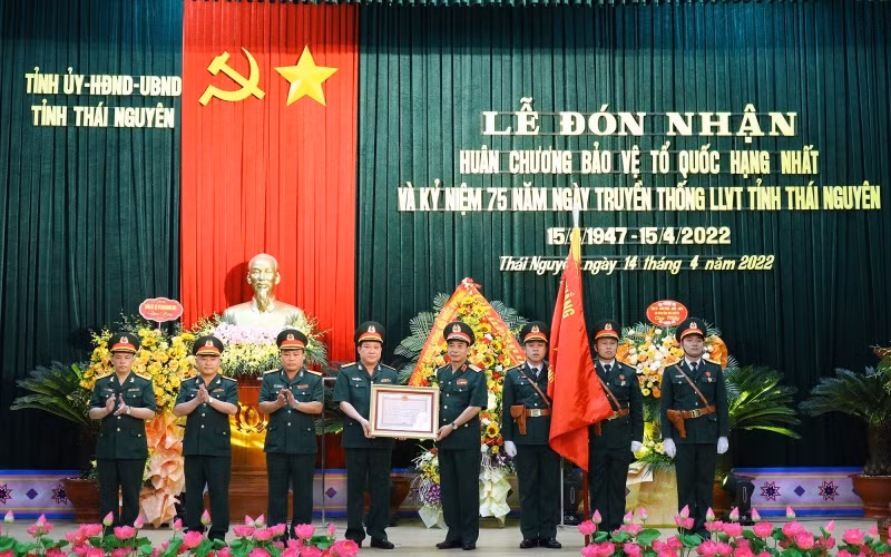 Thừa ủy quyền của Chủ tịch nước, Đại tướng Phan Văn Giang, Bộ trưởng Quốc phòng trao Huân chương Bảo vệ Tổ quốc hạng Nhất cho lực lượng vũ trang tỉnh Thái Nguyên.