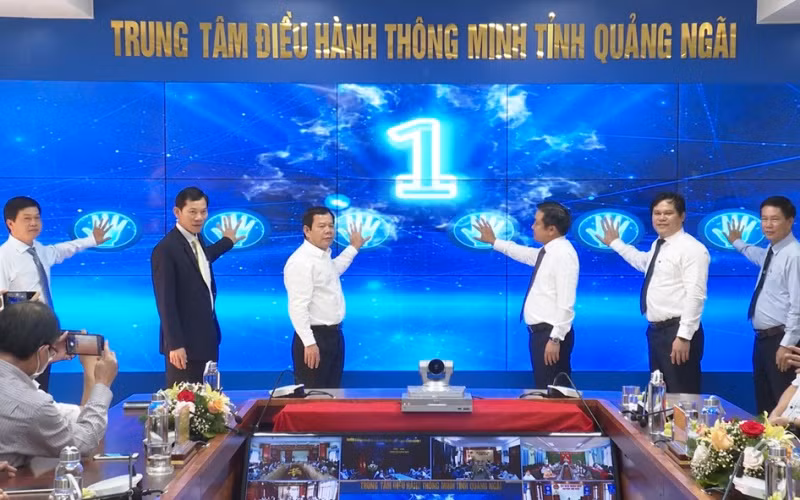 Lãnh đạo tỉnh Quảng Ngãi và Tập đoàn VNPT ấn nút nút khai trương Trung tâm điều hành thông tỉnh Quảng Ngãi.