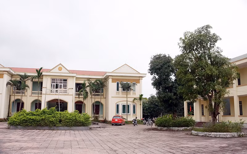 Nhiều trụ sở hành chính cấp xã ở Hà Tĩnh được xây dựng khang trang nhưng không sử dụng gây lãng phí. 