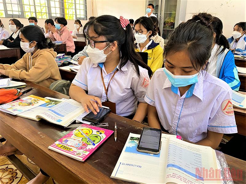 Các em học sinh ở Đắk Lắk háo hức khi trở lại trường học trực tiếp. Học sinh ở Đắk Lắk háo hức khi trở lại trường học -0