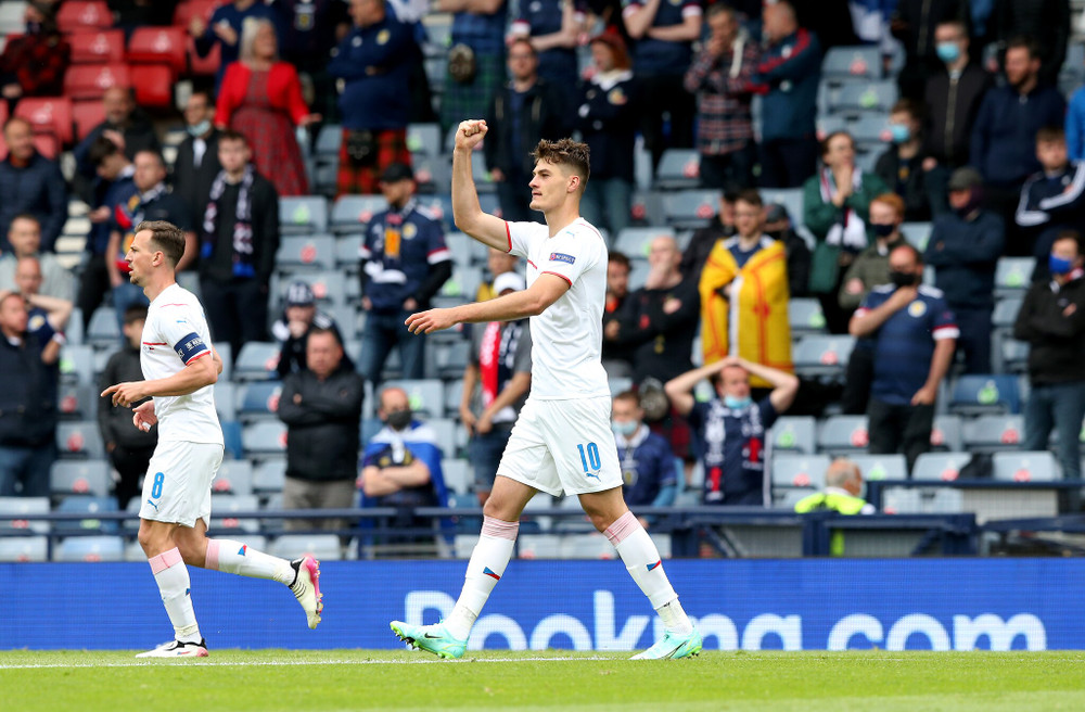 Tiền đạo Patrik Schick là chủ nhân của siêu phẩm ghi bàn ở khoảng cách 50m, ấn định chiến thắng 2-0 cho Cộng hòa Séc trước chủ nhà Scotland trong cuộc đối đầu tại bảng D. Cộng hòa Séc xếp thứ 3 chung cuộc bảng đấu này và giành tấm vé cho một trong bốn đội xếp thứ 3 có thành tích tốt nhất vào vòng loại trực tiếp. Những khoảnh khắc ấn tượng trên sân cỏ Euro 2020 -0