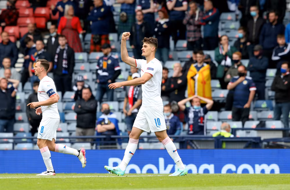 Những khoảnh khắc ấn tượng trên sân cỏ Euro 2020 -0