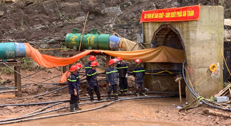 Lực lượng cứu hộ tiếp tục đưa đường ống vào hút nước từ hầm ra. Dồn lực tìm kiếm người bị lũ cuốn tại Nậm Pồ -0