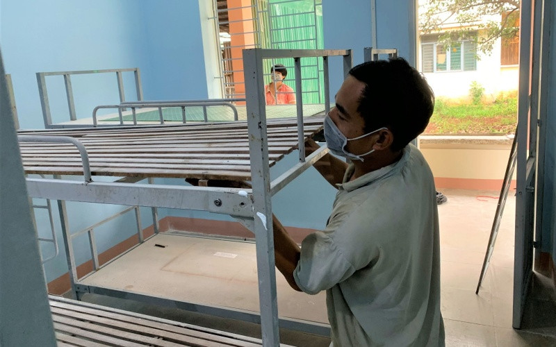 Giường nằm phục vụ tại khu vực cách ly được bố trí đầy đủ, sẵn sàng đưa vào sử dụng. Đắk Lắk đón 500 công dân đầu tiên từ các vùng dịch trở về -0