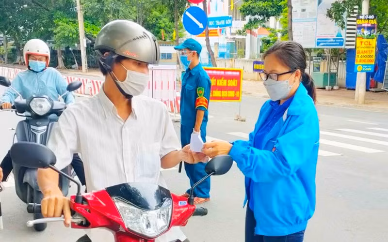 Tình nguyện viên trực chốt phòng, chống dịch Covid-19 ở Ninh Thuận -0