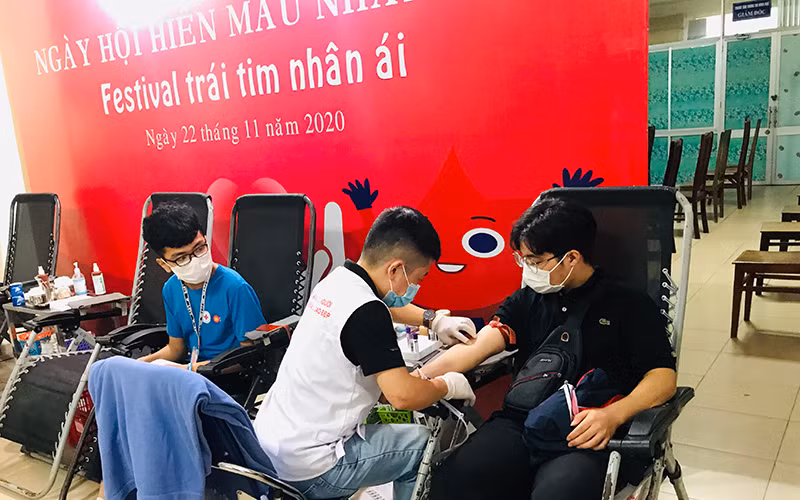 Các tình nguyện viên tham gia hiến máu tại Hà Nội. Ảnh: Minh Thúy