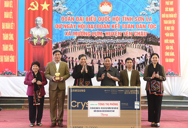 Đồng chí Tòng Thị Phóng tặng quà xã Mường Lựm. Đồng chí Tòng Thị Phóng dự ngày hội Đại đoàn kết toàn dân tộc tại Sơn La -0