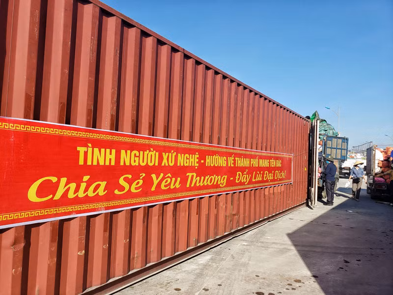 Gần 300 tấn nhu yếu phẩm ủng hộ người dân TP Hồ Chí Minh -0