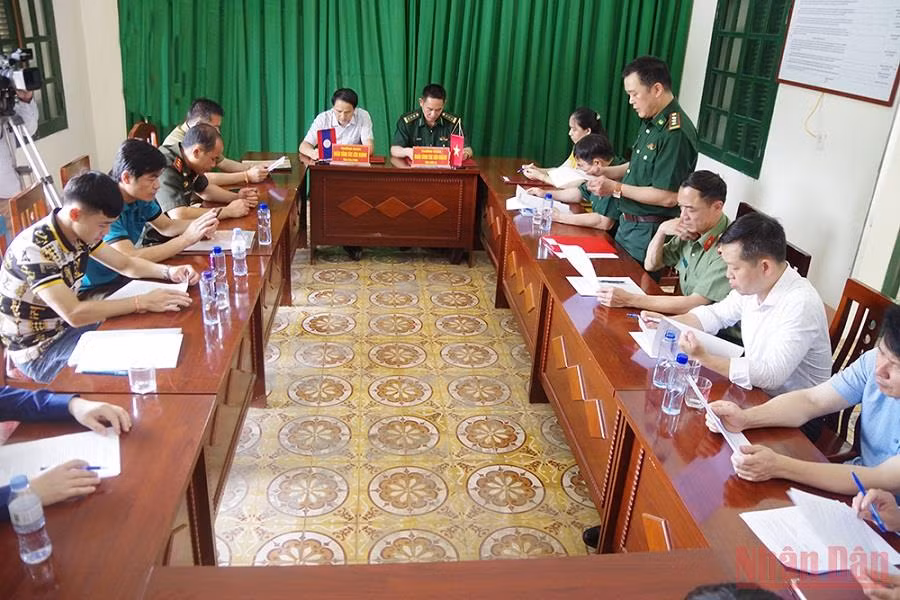  Toàn cảnh hội đàm giữa hai đoàn liên ngành khảo sát song phương tỉnh Sơn La (Việt Nam) và  Hủa Phăn (Lào).