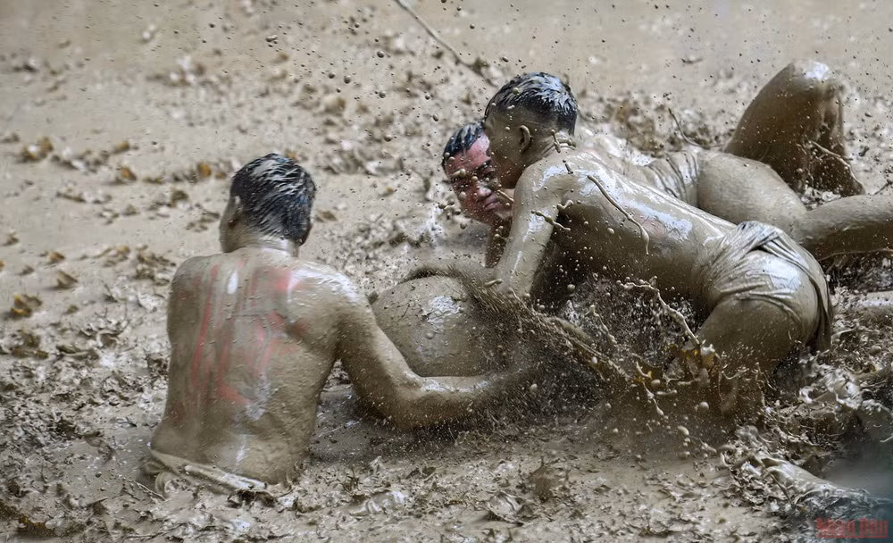 Bắc Giang: Độc đáo thanh niên đóng khố “vật cầu bùn” -0