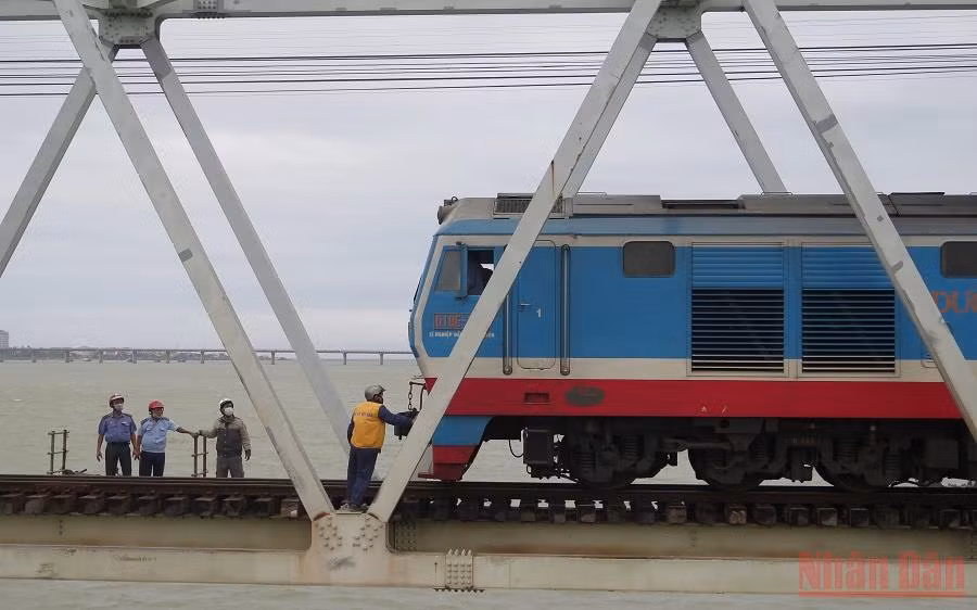 Đoàn tàu hàng phải dừng lại tại hiện trường để xử lý sự cố. (Ảnh: TRÌNH KẾ)