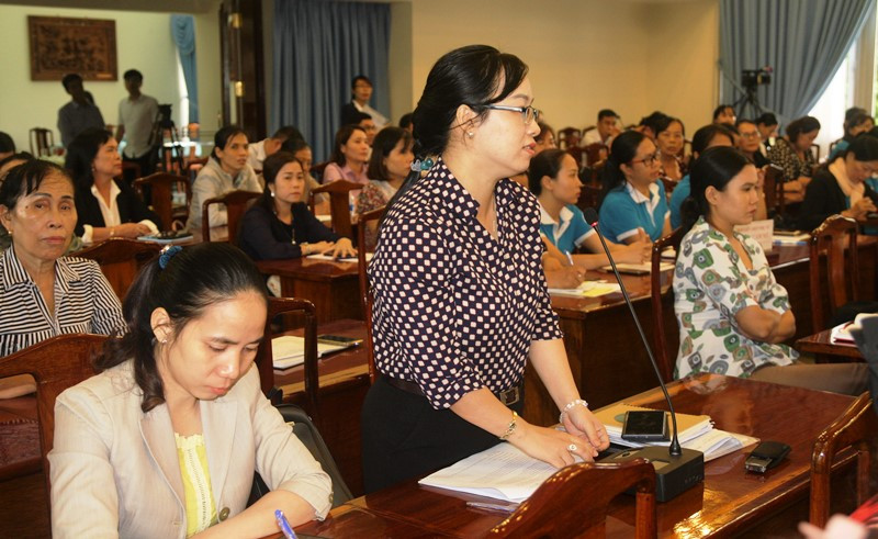 Đại biểu đặt câu hỏi tại buổi đối thoại. Bí thư Tỉnh ủy Đồng Nai đối thoại với phụ nữ -0