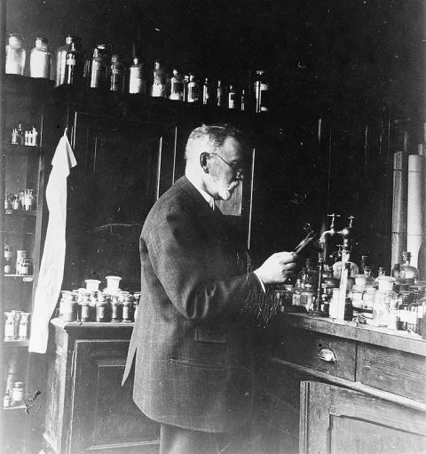 Ông Paul Ehrlich trong phòng thí nghiệm. Ảnh: CC BY 4.0. Trước thềm Giải Nobel 2020: Khoa học cơ bản giúp thế giới chống lại Covid-19 -0