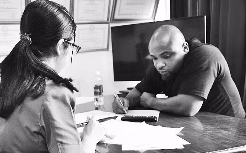 Cơ quan chức năng làm việc với một đối tượng lừa đảo qua hình thức lừa nhận tiền, quà từ nước ngoài.