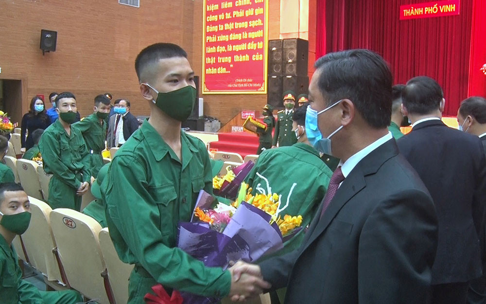 Lãnh đạo tỉnh Nghệ An tặng hoa cho thanh niên lên đường nhập ngũ. Hơn 3.300 thanh niên Nghệ An lên đường nhập ngũ -0