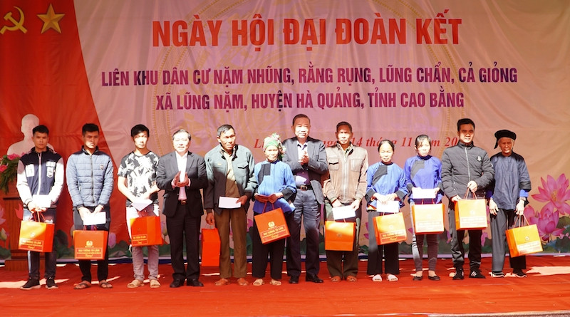 Bộ trưởng Công an Tô Lâm và lãnh đạo tỉnh Cao Bằng tặng quà hộ nghèo xã Lũng Nặm, huyện Hà Quảng. Bộ trưởng Công an Tô Lâm dự Ngày hội đại đoàn kết tại Cao Bằng -0