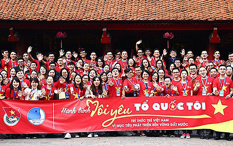 Đại biểu Diễn đàn Trí thức trẻ Việt Nam toàn cầu lần thứ 3 tham quan Văn Miếu - Quốc Tử Giám.