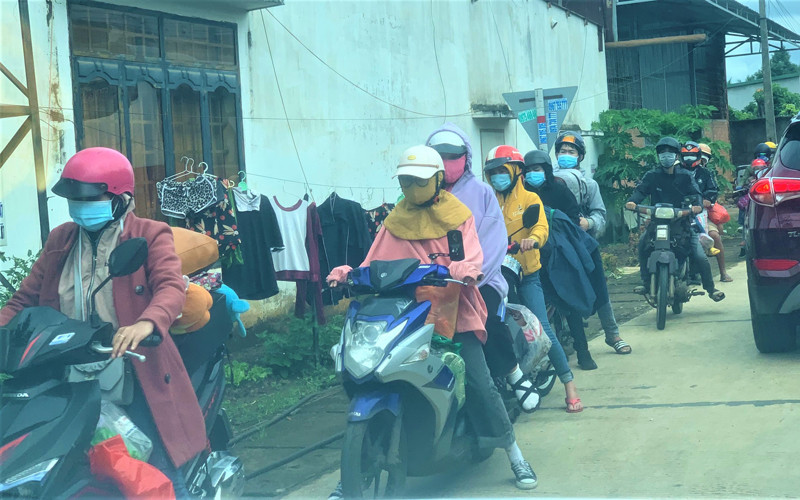 Người dân sau khi xét nghiệm âm tính được trở về địa phương tổ chức cách ly theo quy định. Công dân về Đắk Lắk đã tiêm 2 mũi vaccine được cách ly tại nhà -0