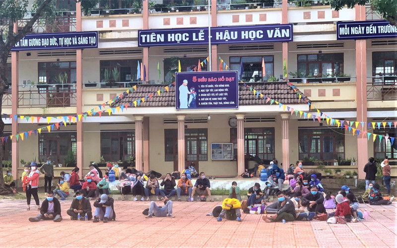 Người dân nghỉ ngơi, chờ đợi lấy mẫu xét nghiệm tại Trường Trung học cơ sở Hòa Phú, xã Hòa Phú, TP Buôn Ma Thuột. Công dân về Đắk Lắk đã tiêm 2 mũi vaccine được cách ly tại nhà -0