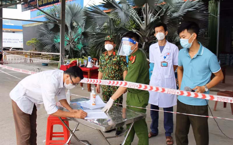 Đại diện huyện Như Xuân hoàn tất thủ tục đón, quản lý công dân hồi hương.