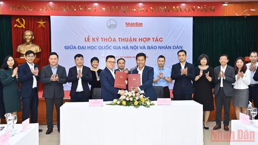Tổng Biên tập Lê Quốc Minh và Giám đốc Đại học Quốc gia Hà Nội Lê Quân ký kết hợp tác. (Ảnh: Đăng Khoa)