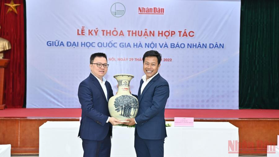 Lãnh đạo Báo Nhân Dân trao quà tặng Đại học Quốc gia Hà Nội. Báo Nhân Dân ký thỏa thuận hợp tác với Đại học Quốc gia Hà Nội -0
