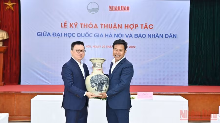 Báo Nhân Dân ký thỏa thuận hợp tác với Đại học Quốc gia Hà Nội -0