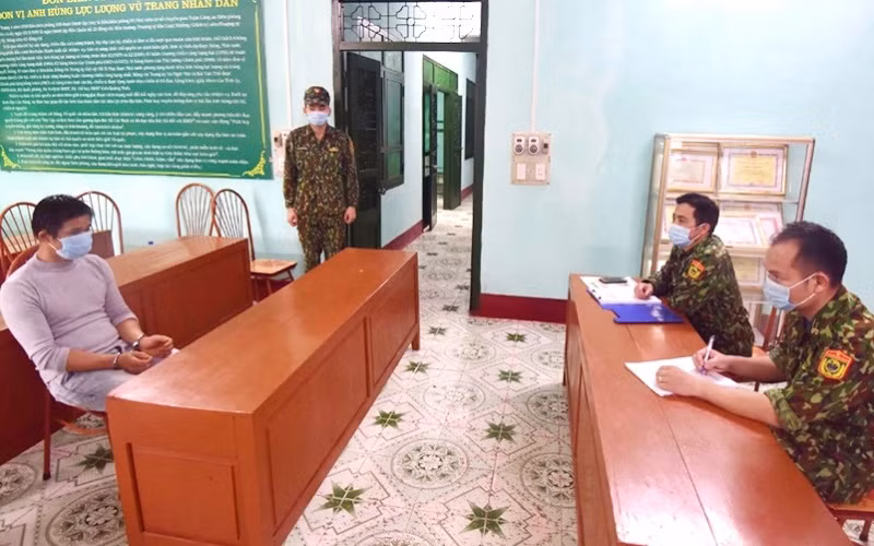 Lực lượng biên phòng lấy lời khai tại đồn Pò Hèn.
