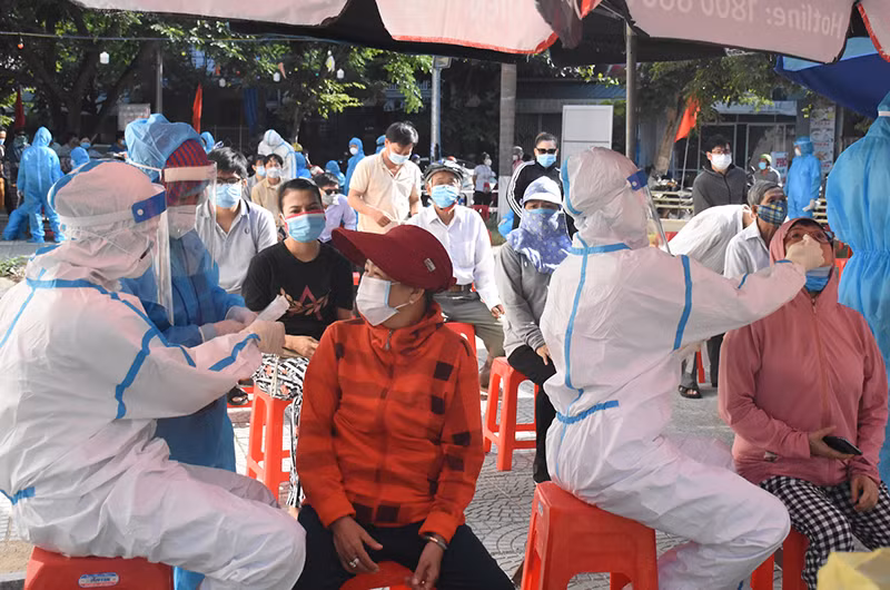 Đà Nẵng xét nghiệm diện rộng hộ gia đình sáng 18-5 tại địa điểm Nhà văn hóa phường An Hải Bắc, quận Sơn Trà.