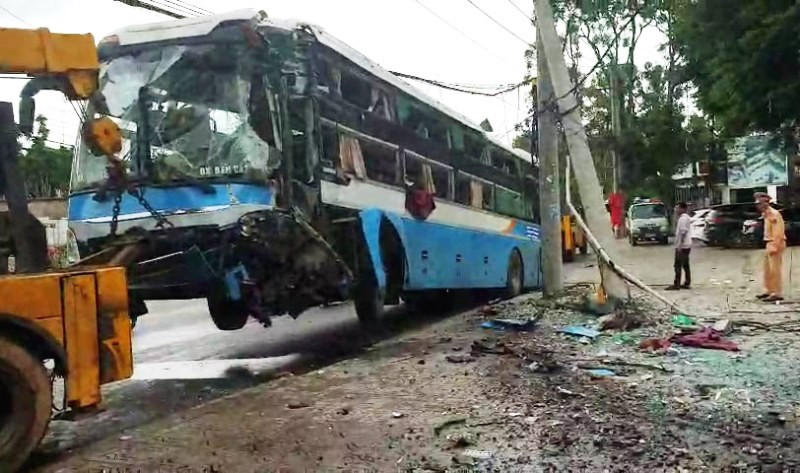 Lực lượng chức năng xử lý hiện trường. Xe khách giường nằm đâm gãy cột điện trong đêm -0
