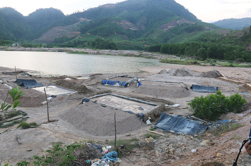 Khu vực khai thác vàng tại bãi thải nằm ven đường lớn. Sớm chấm dứt nạn khai thác vàng trái phép tại Bồng Miêu -0